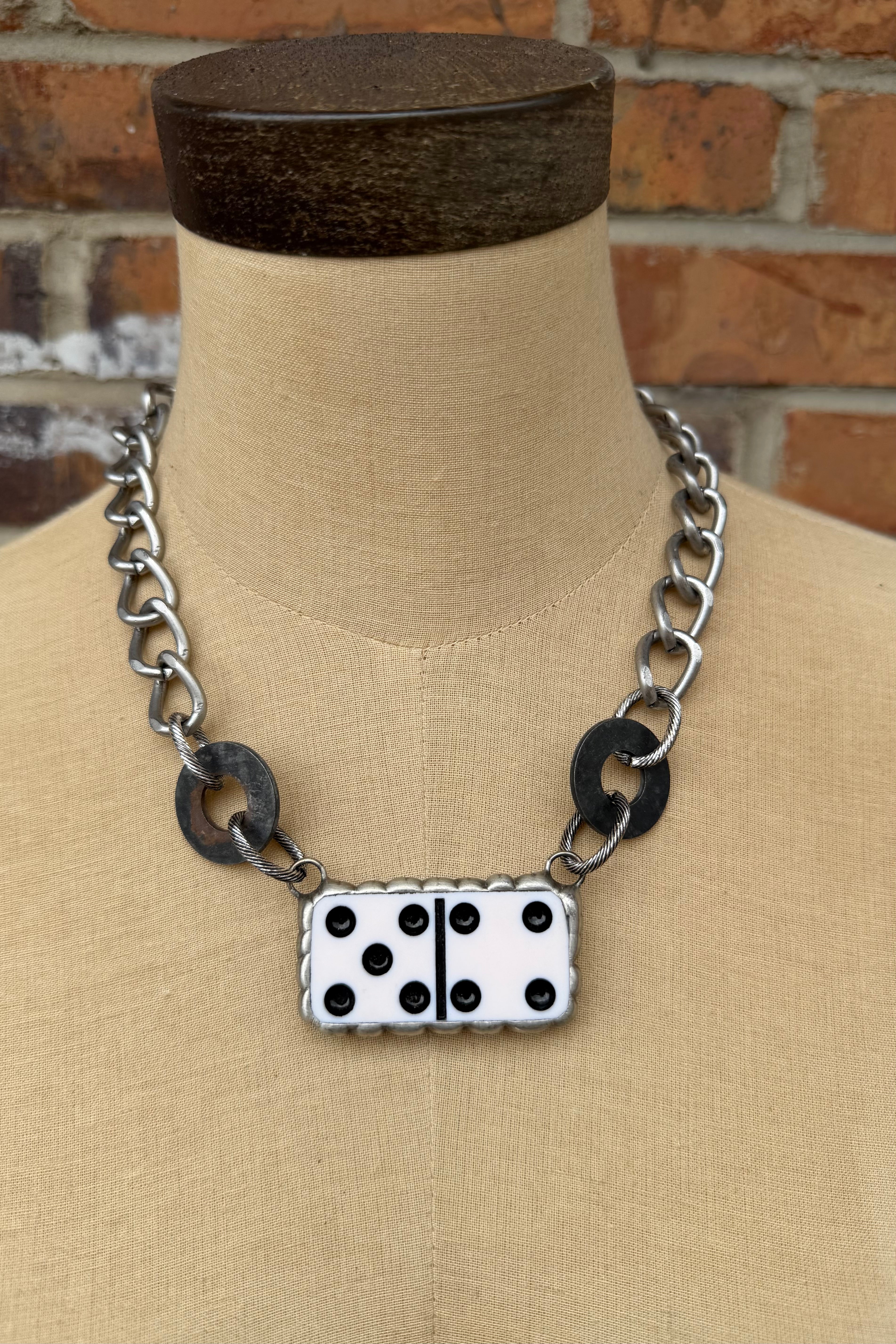 Domino diet Dr Pepper, Shorty necklace