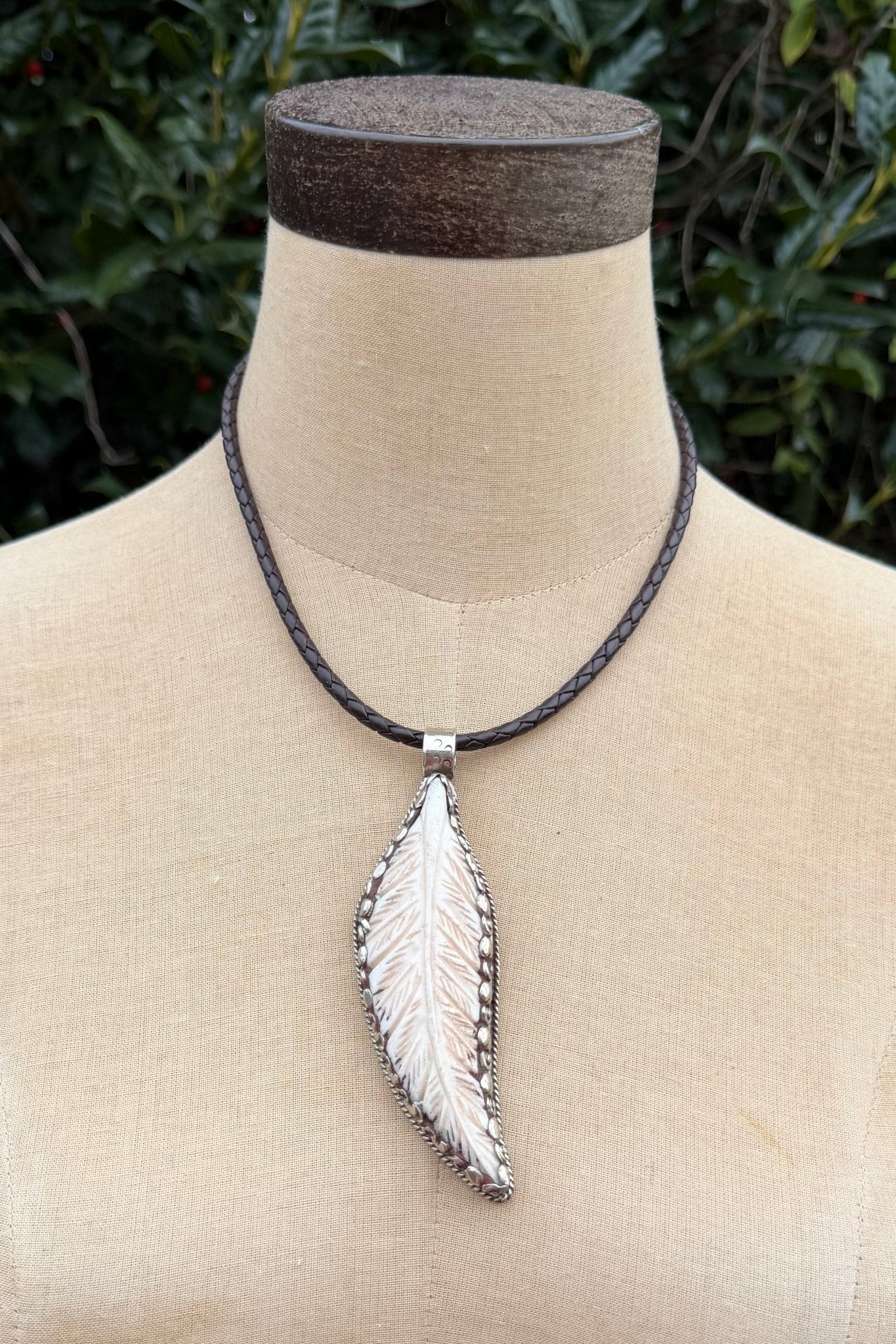 Big Feather Choker Necklace - ivyandlavyboutique ivyandlavyboutique
