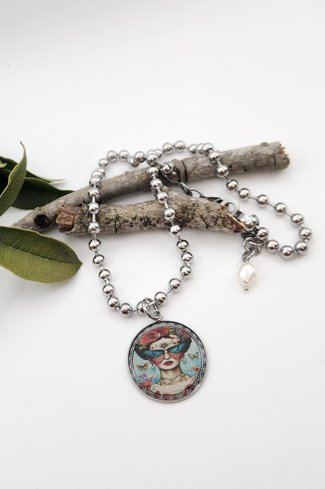 Frida Moth Large Circle Distressed Pendant Necklace - ivyandlavyboutique ivyandlavyboutique