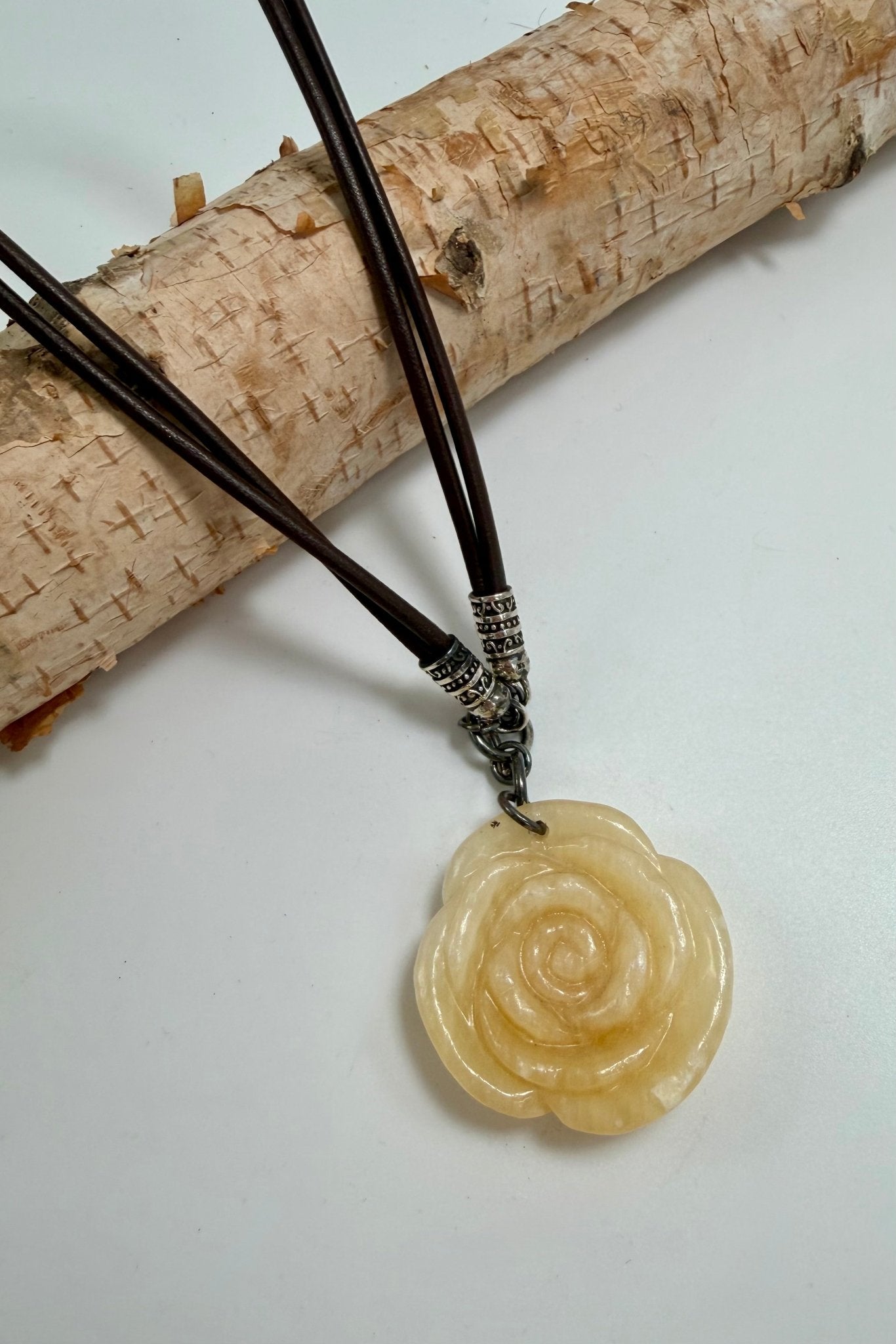 Resin Carved Flower Choker - ivyandlavyboutique ivyandlavyboutique