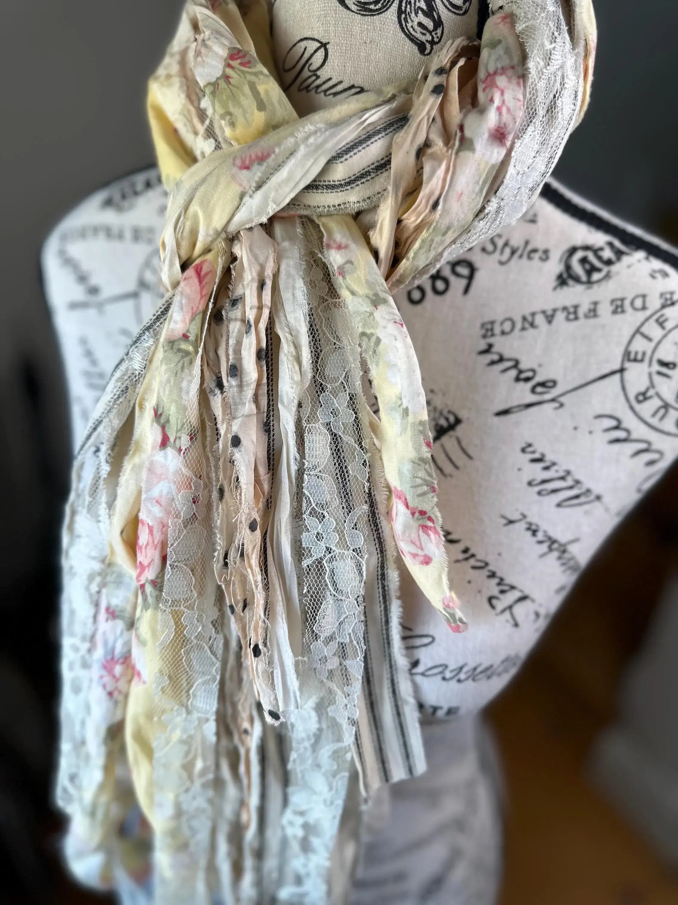 Fringe Scarf - L'Occitane: Off-White & Black