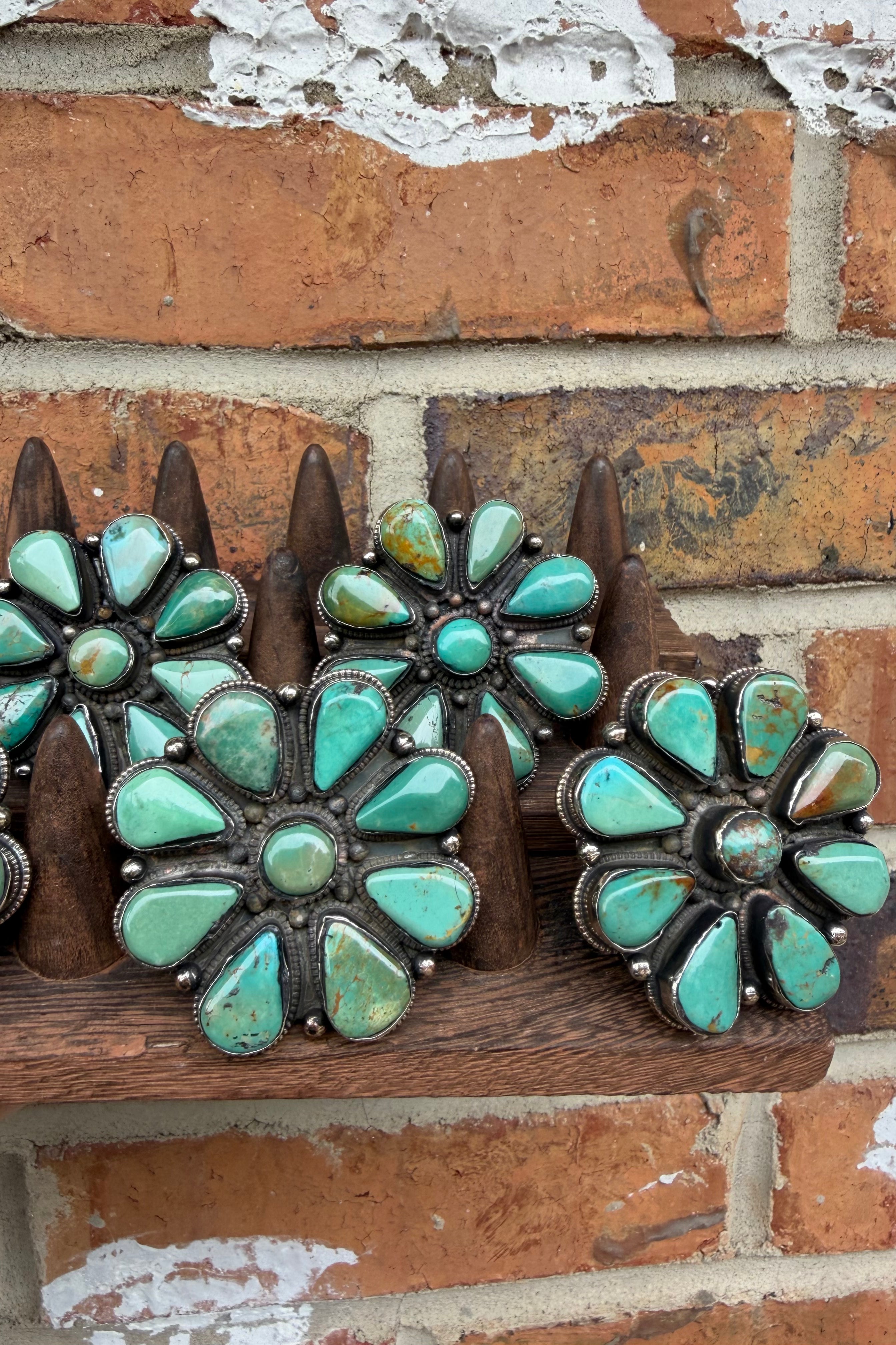 Turquoise flower pattern ring