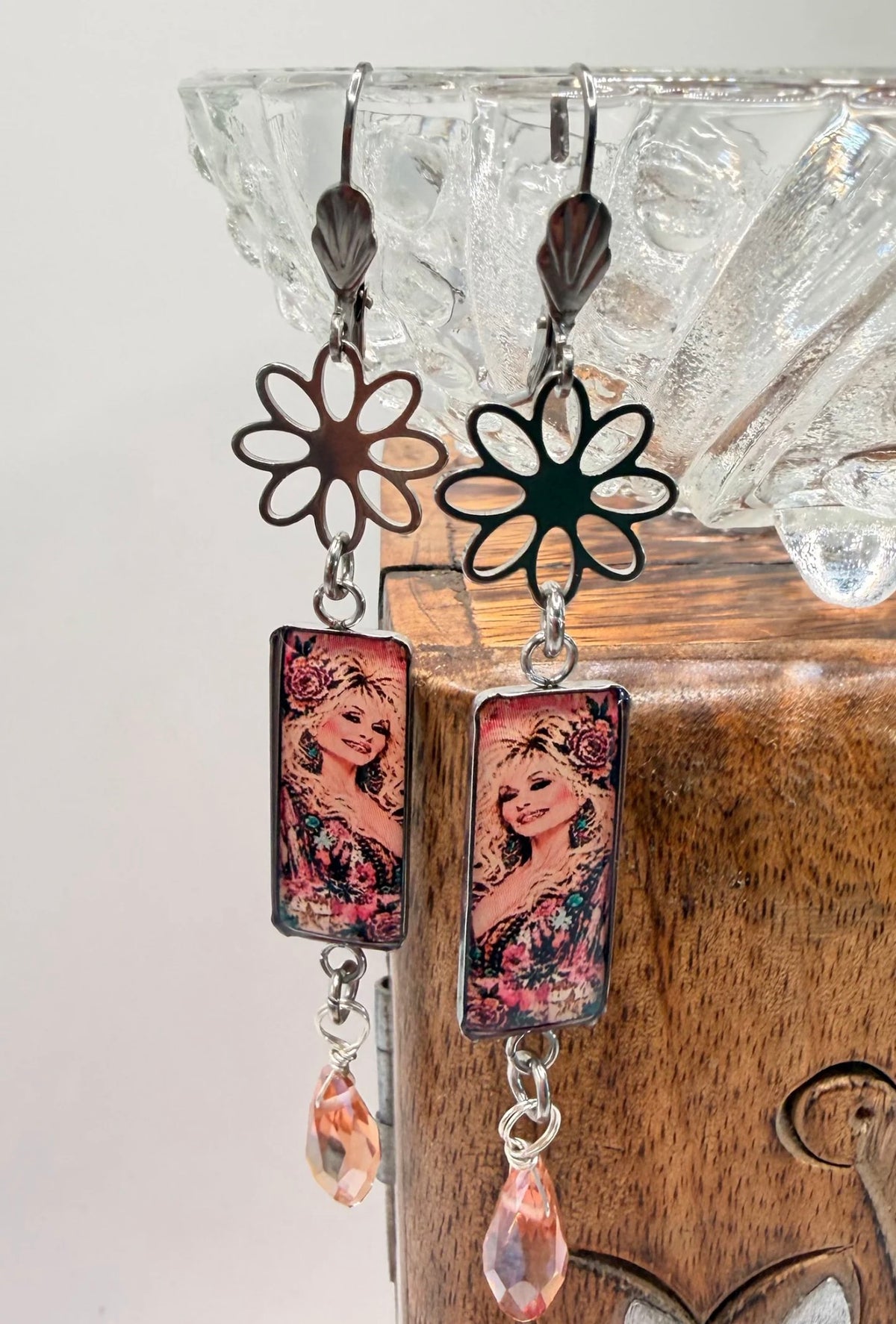 Dolly Rectangle Daisy Earrings