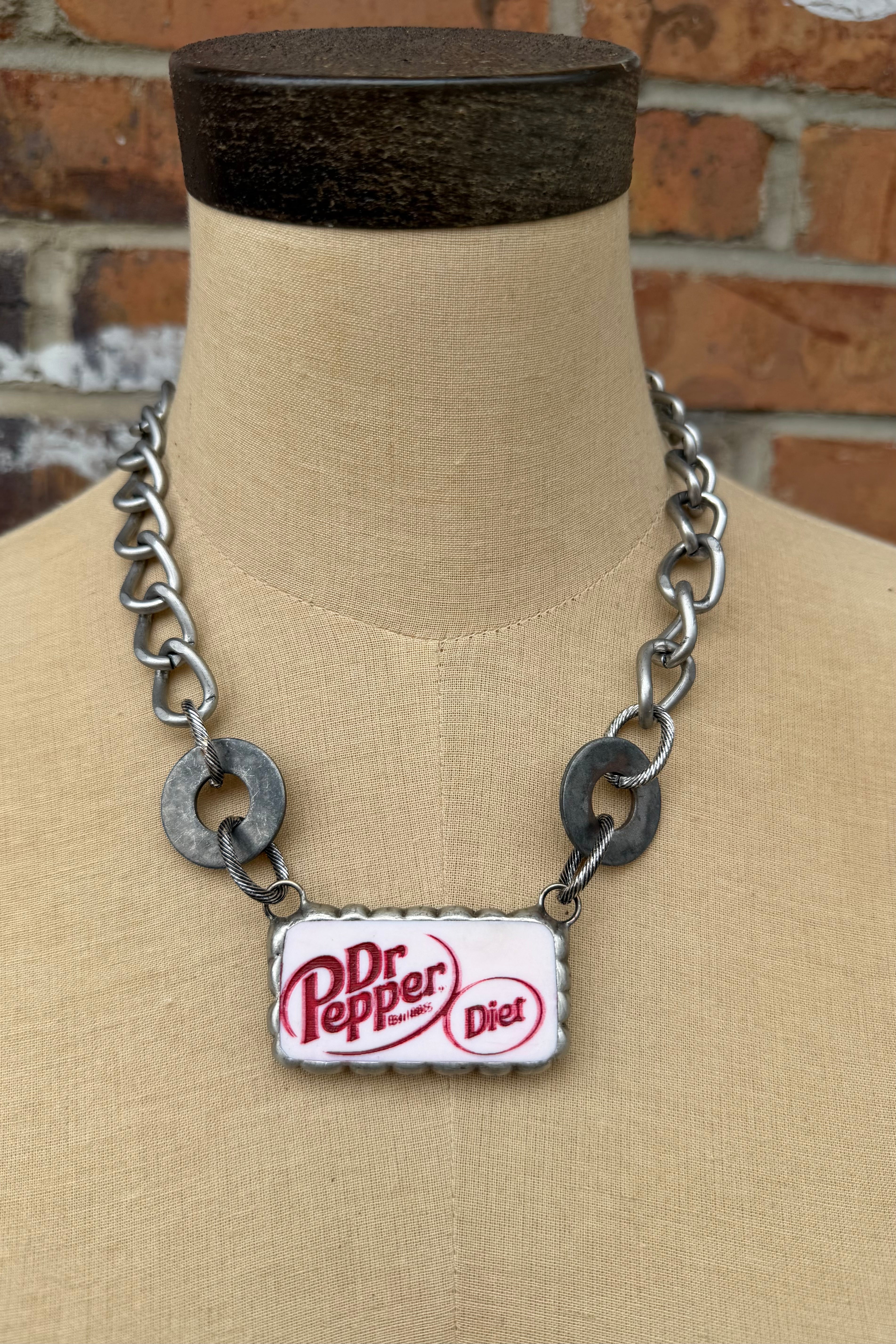 Domino diet Dr Pepper, Shorty necklace