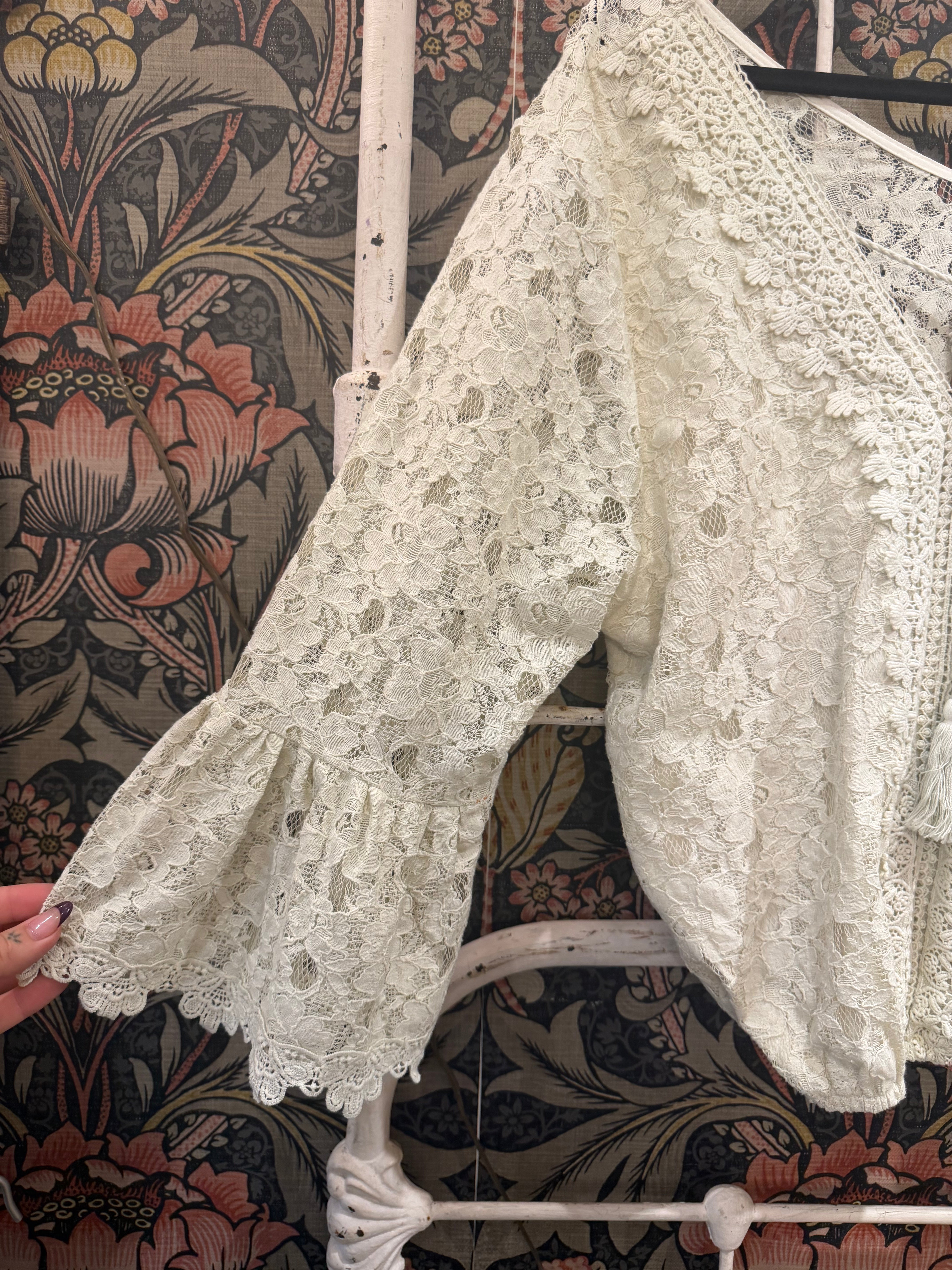 Romantic Views Top - Parchment