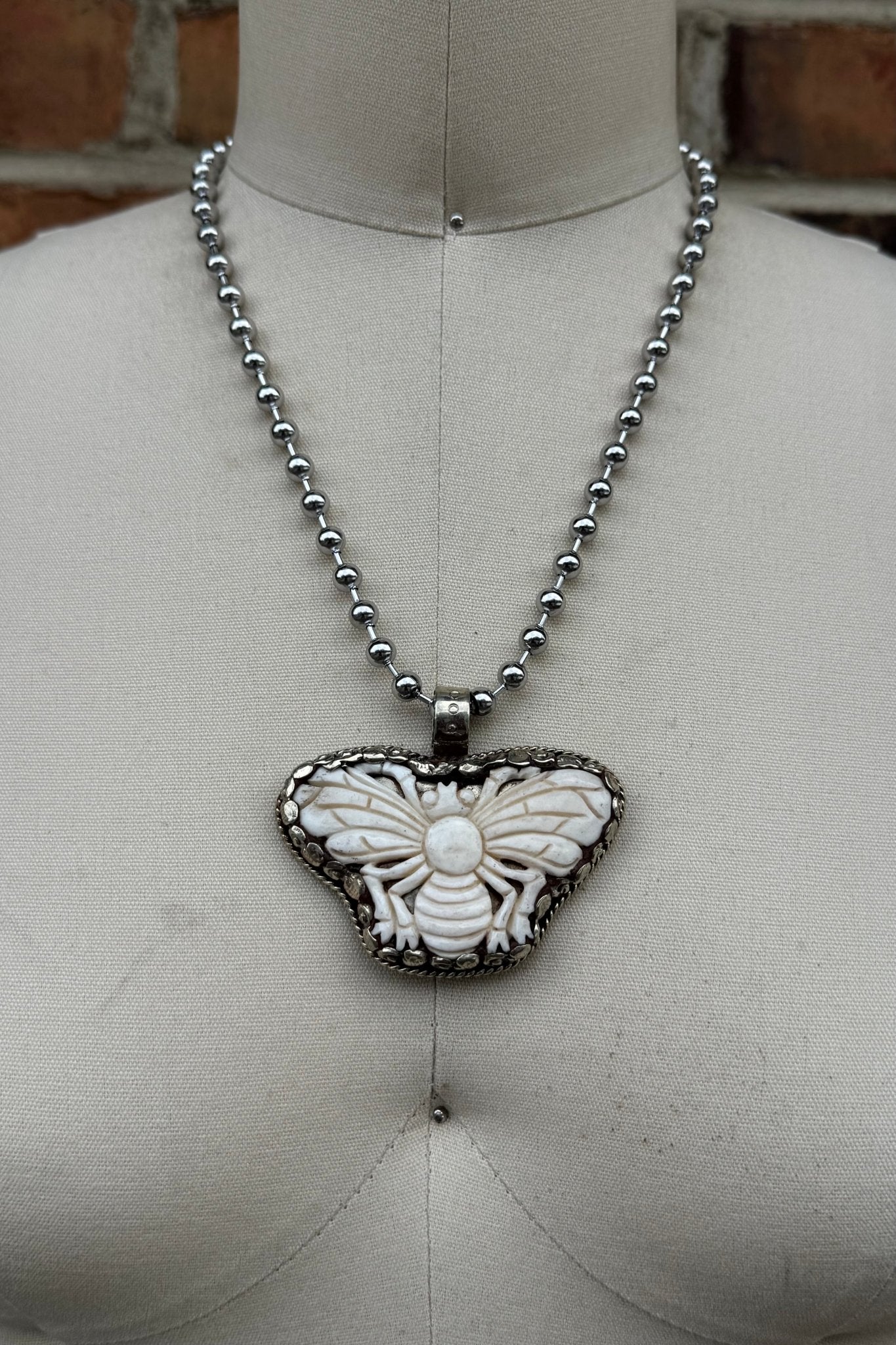 Buzzing Around Necklace - ivyandlavyboutique ivyandlavyboutique