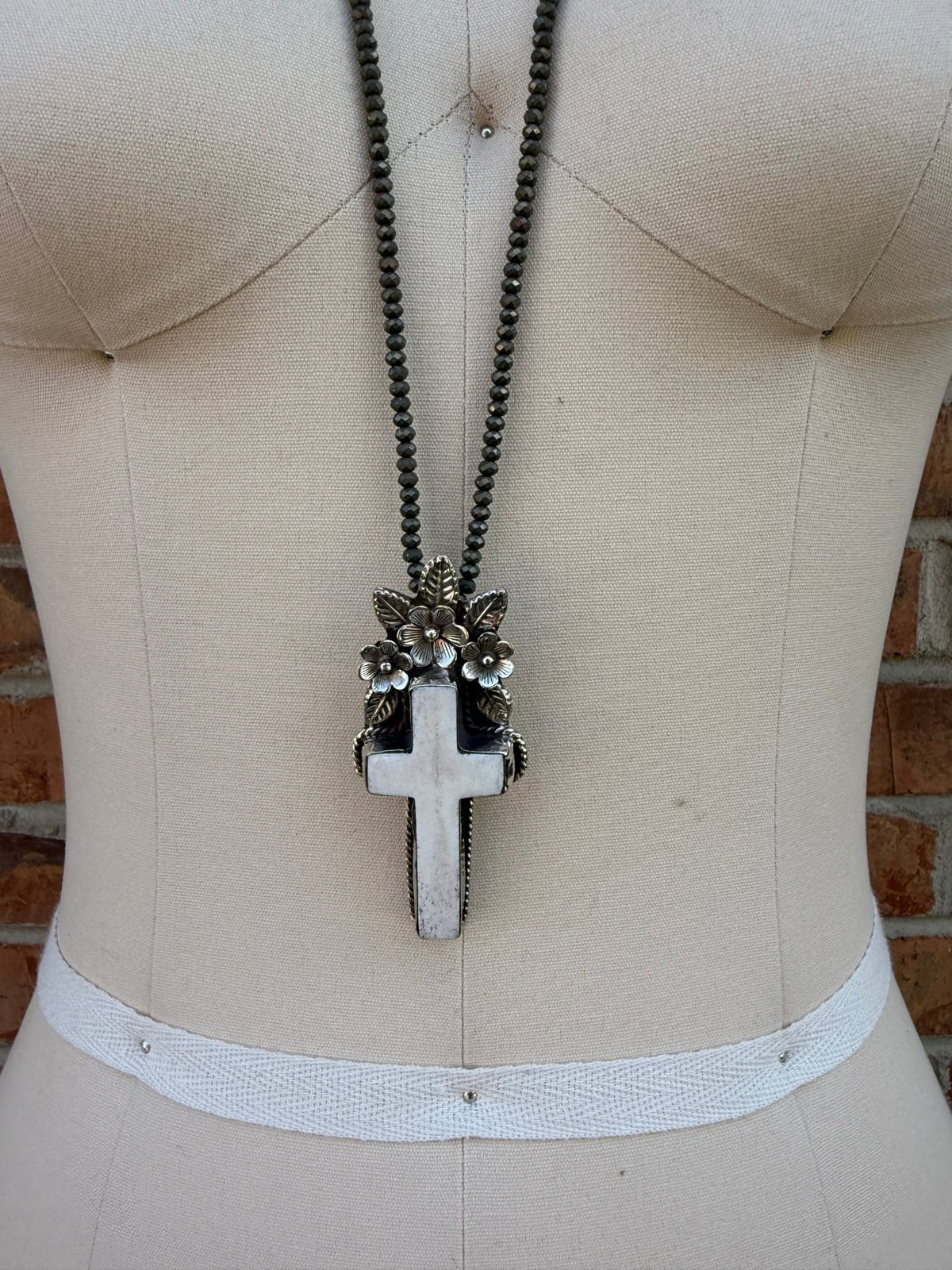 Cross w/ Flowers Necklace - ivyandlavyboutique ivyandlavyboutique