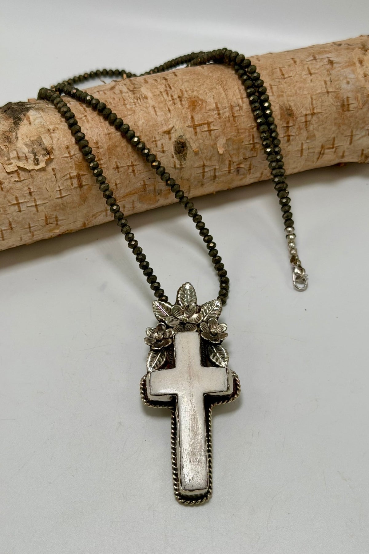 Cross w/ Flowers Necklace - ivyandlavyboutique ivyandlavyboutique