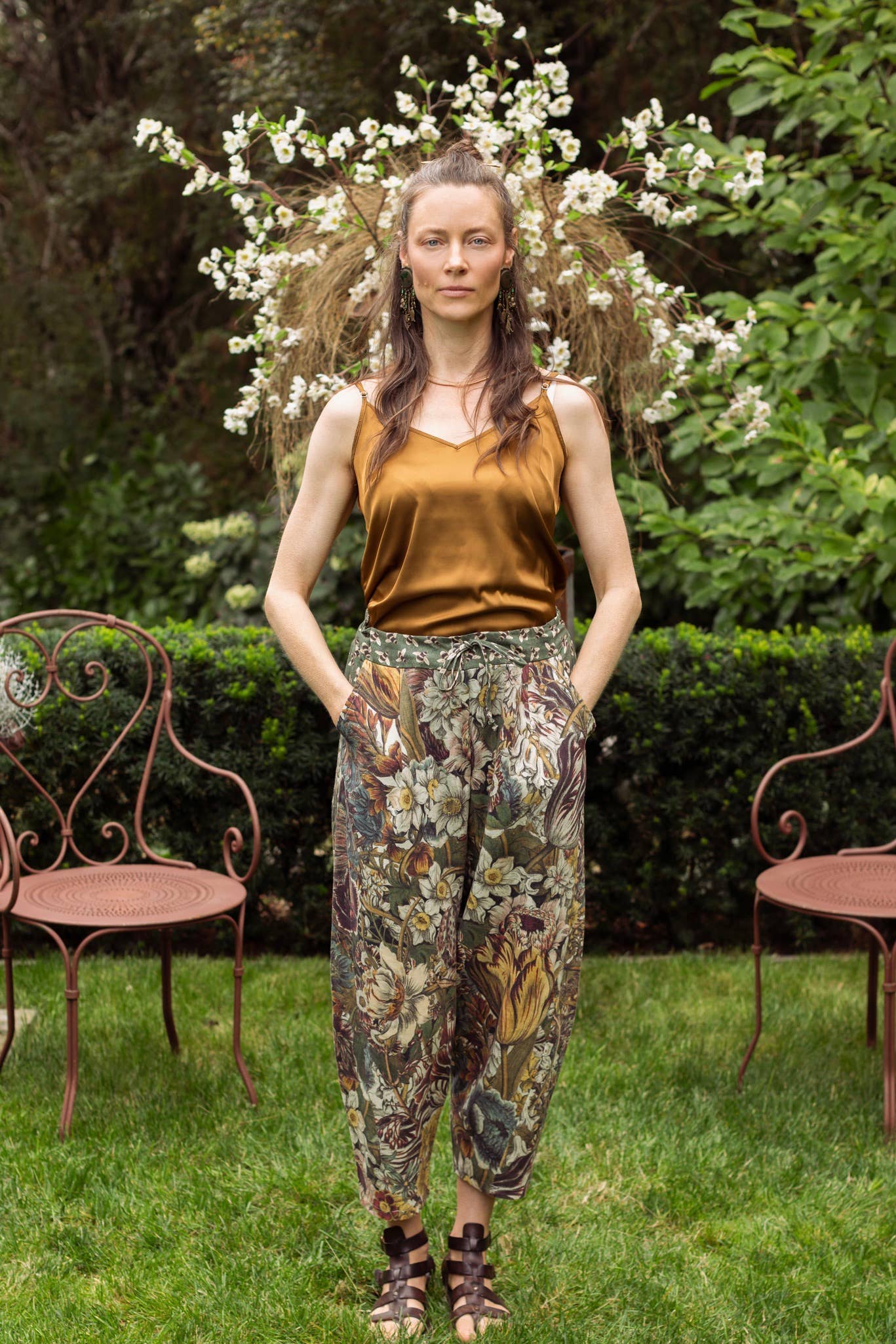 Love Grows Wild Linen Cropped Artist Pant w/ Bees & Flowers
