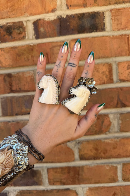 Horse Head With 3 Flowers - ivyandlavyboutique ivyandlavyboutique