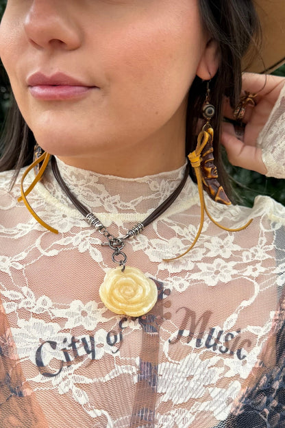 Resin Carved Flower Choker - ivyandlavyboutique ivyandlavyboutique