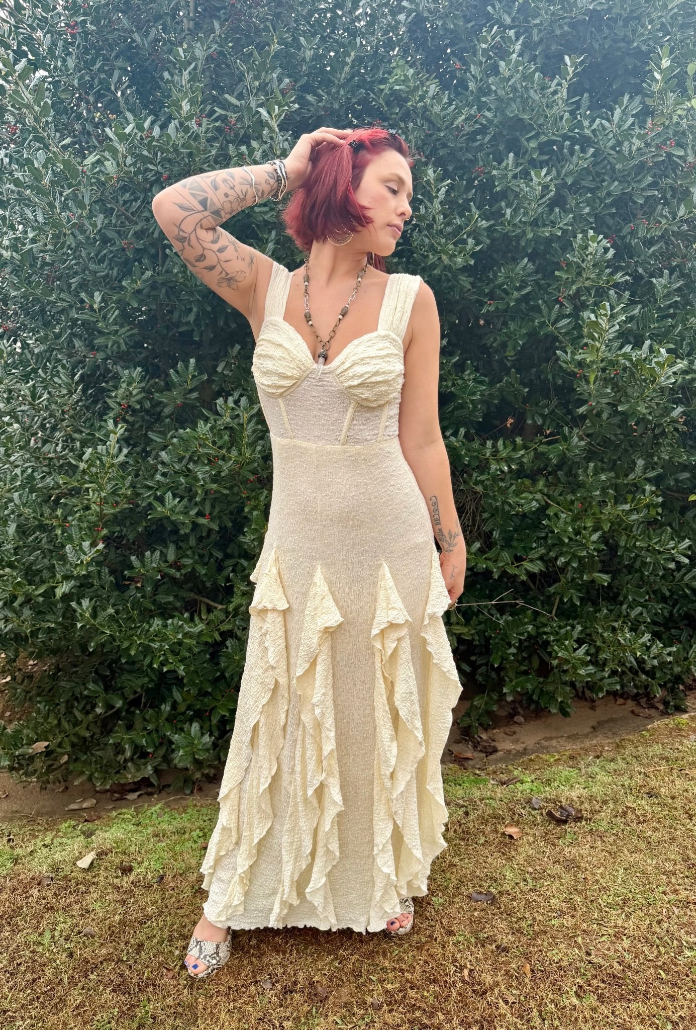 Sleeveless Corset Top Ruffle Maxi Dress: Ivory - ivyandlavyboutique En Crème