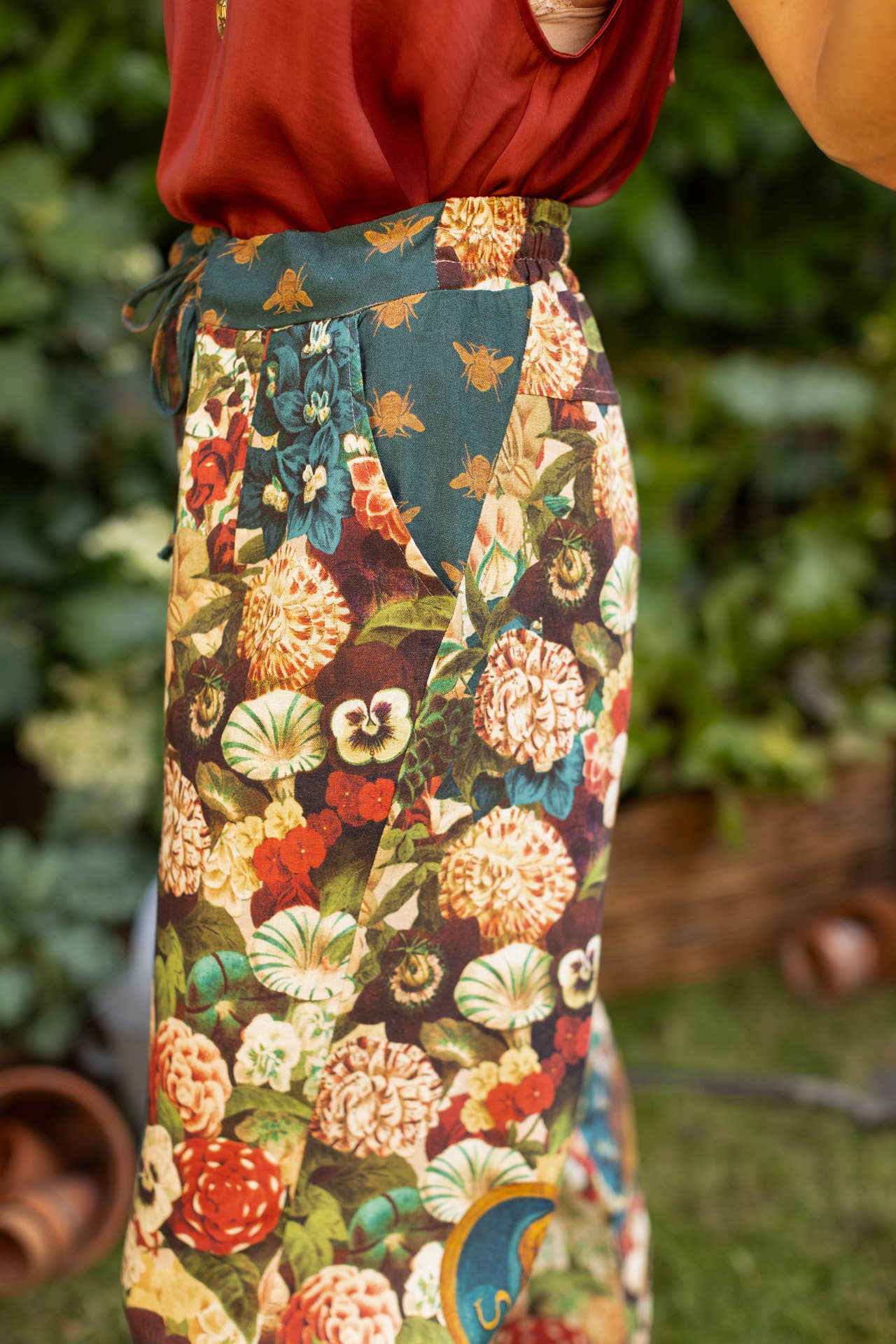 Stay Gold Linen Cropped Artist Pant w/ Bees, Floral & Rabbit - ivyandlavyboutique Market of Stars