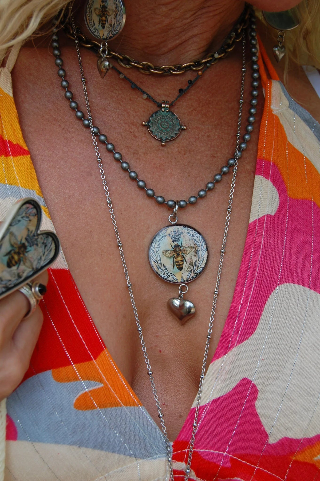 Vintage Bee Circle Charm Pendant Necklace - ivyandlavyboutique ivyandlavyboutique