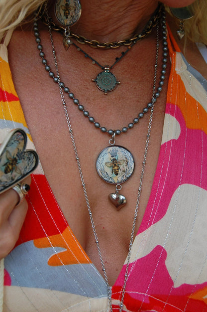Vintage Bee Circle Charm Pendant Necklace - ivyandlavyboutique ivyandlavyboutique
