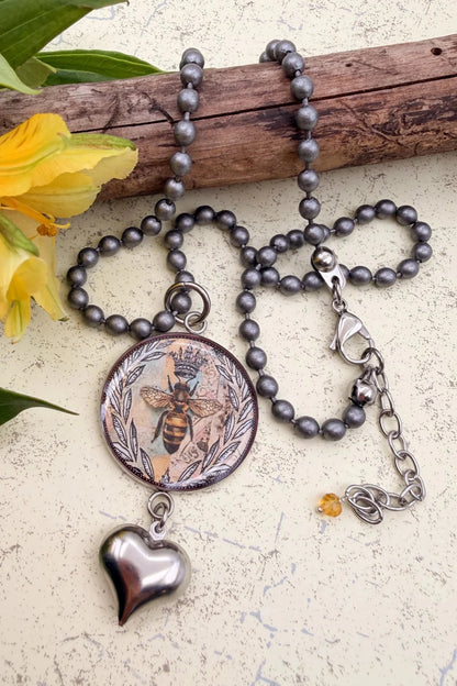 Vintage Bee Circle Charm Pendant Necklace - ivyandlavyboutique ivyandlavyboutique